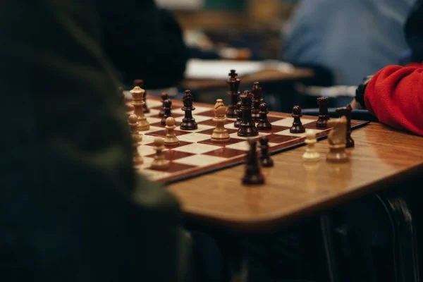 古克什加冕国际象棋史上最年轻棋王 印度天才横空出世席卷棋坛